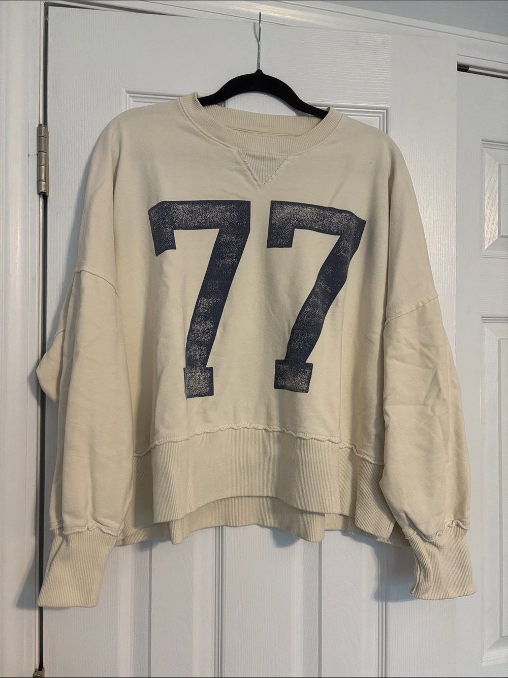 American Eagle Cream '77 Graphic Crewneck Sweatshirt